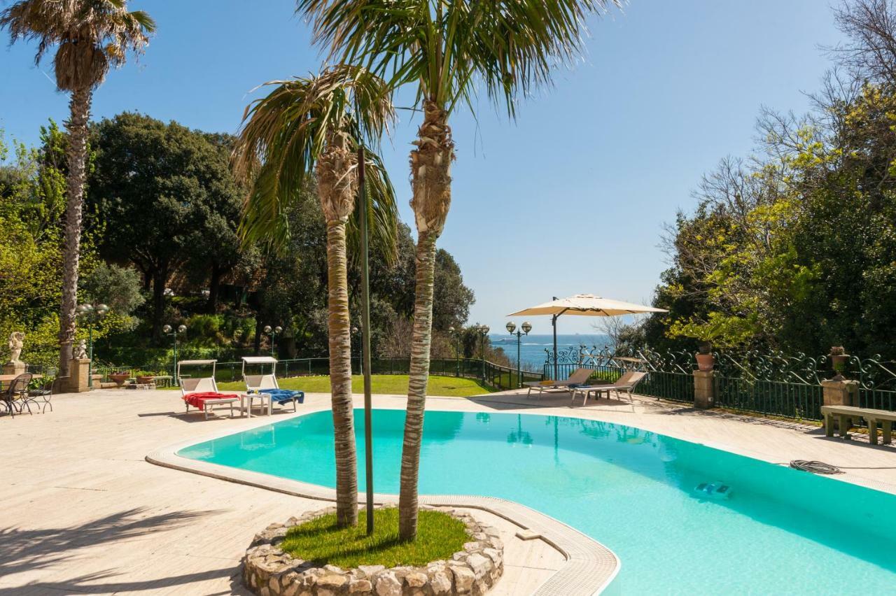 Holidays Naples Family - Pool In Front Of Capri Exterior photo