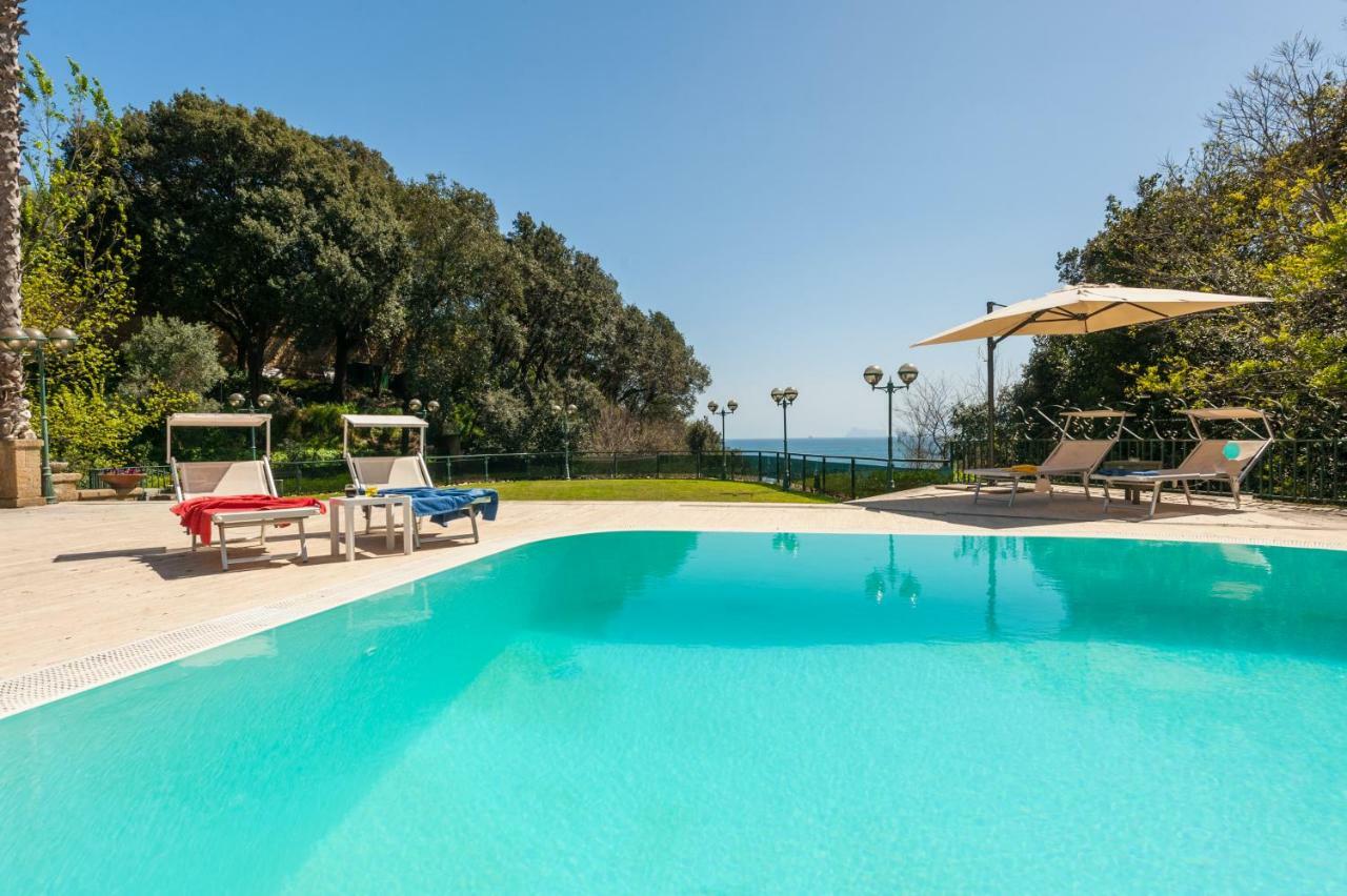 Holidays Naples Family - Pool In Front Of Capri Exterior photo